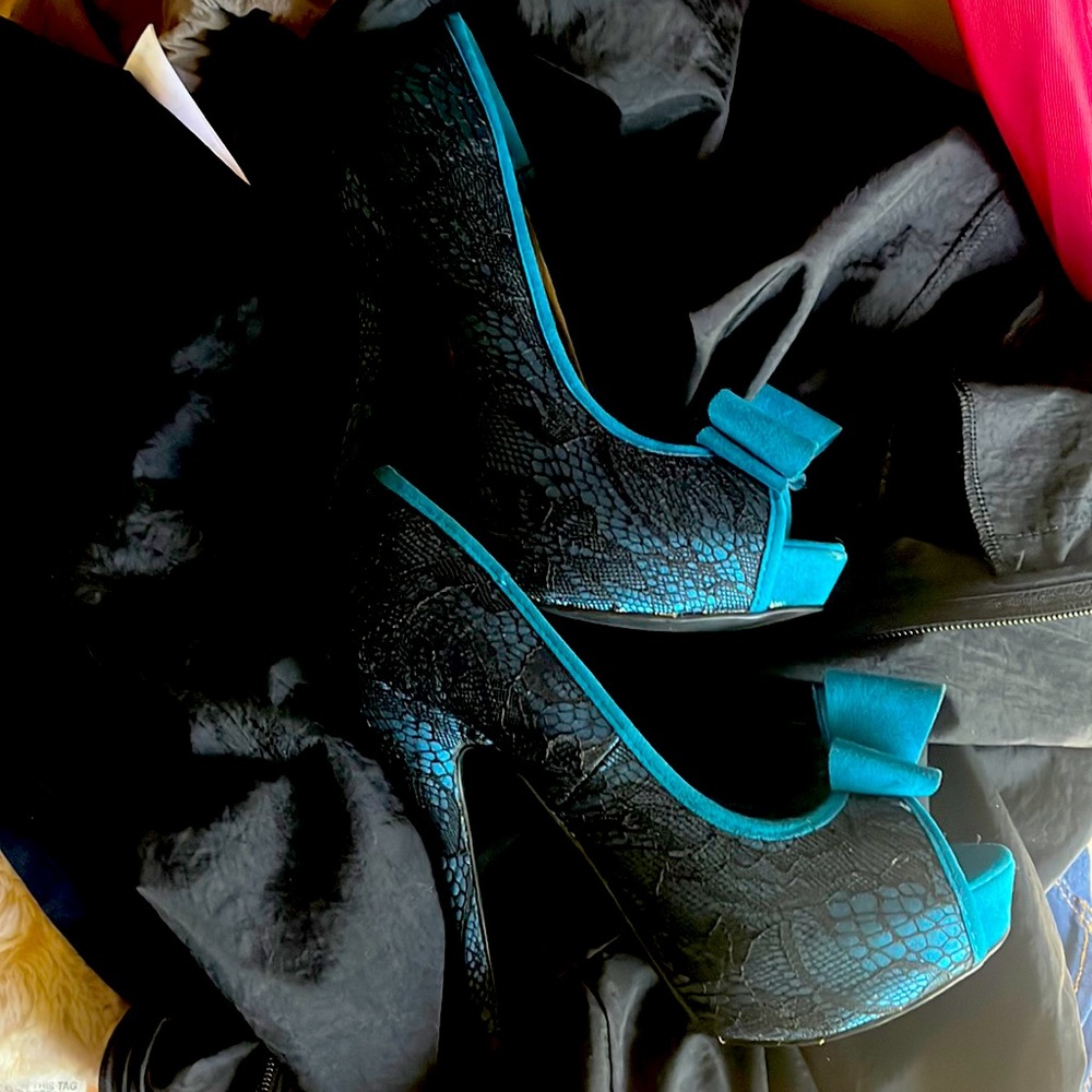 Teal black laced heels , Brand New Size 6 1/2